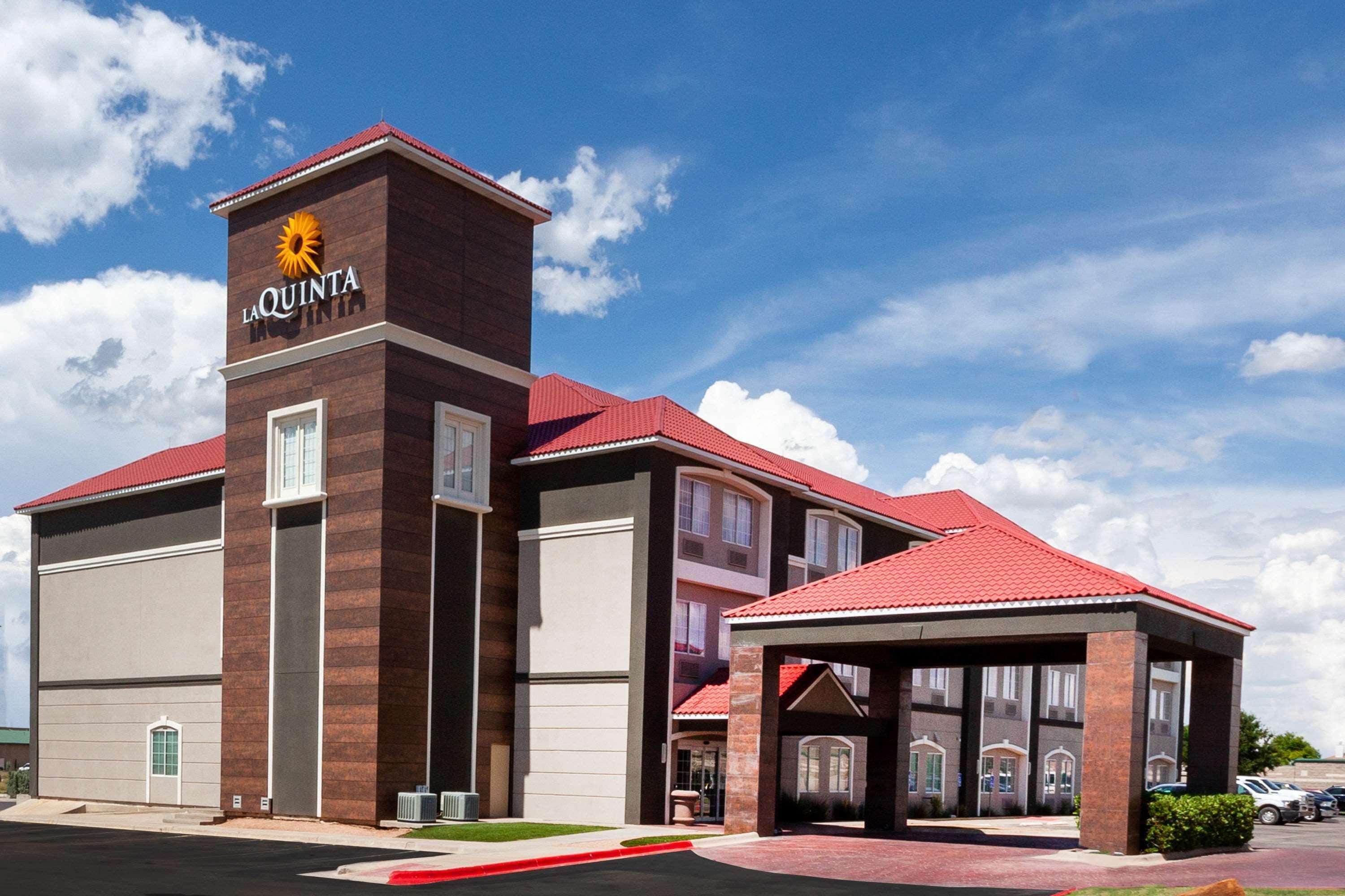 Staying Near Hogan Park: 8 Business Hotels Compared