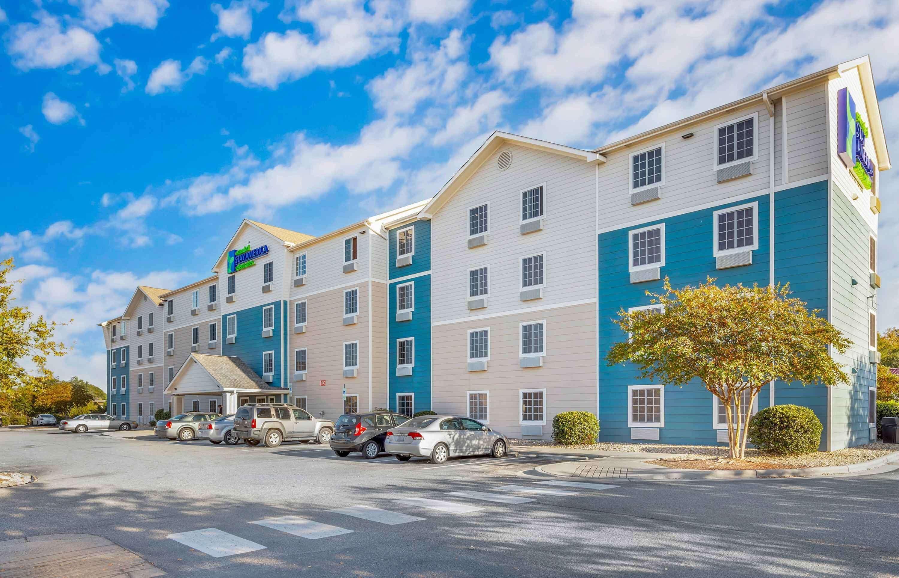 7 Smart Airport Hotels Near Trask Coliseum Worth Booking
