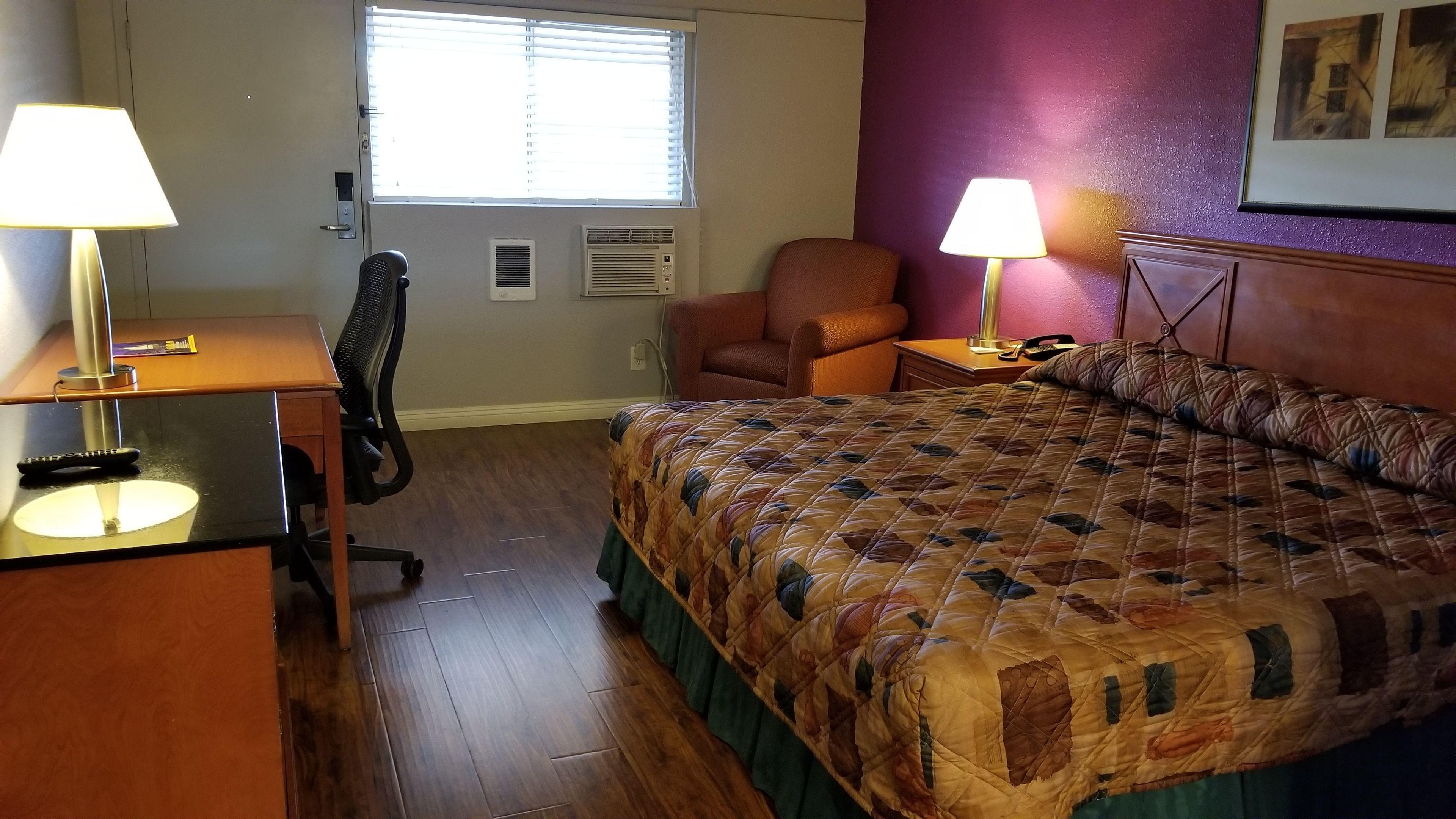 4 Smart Hotels Near Rosemount Museum Worth Booking