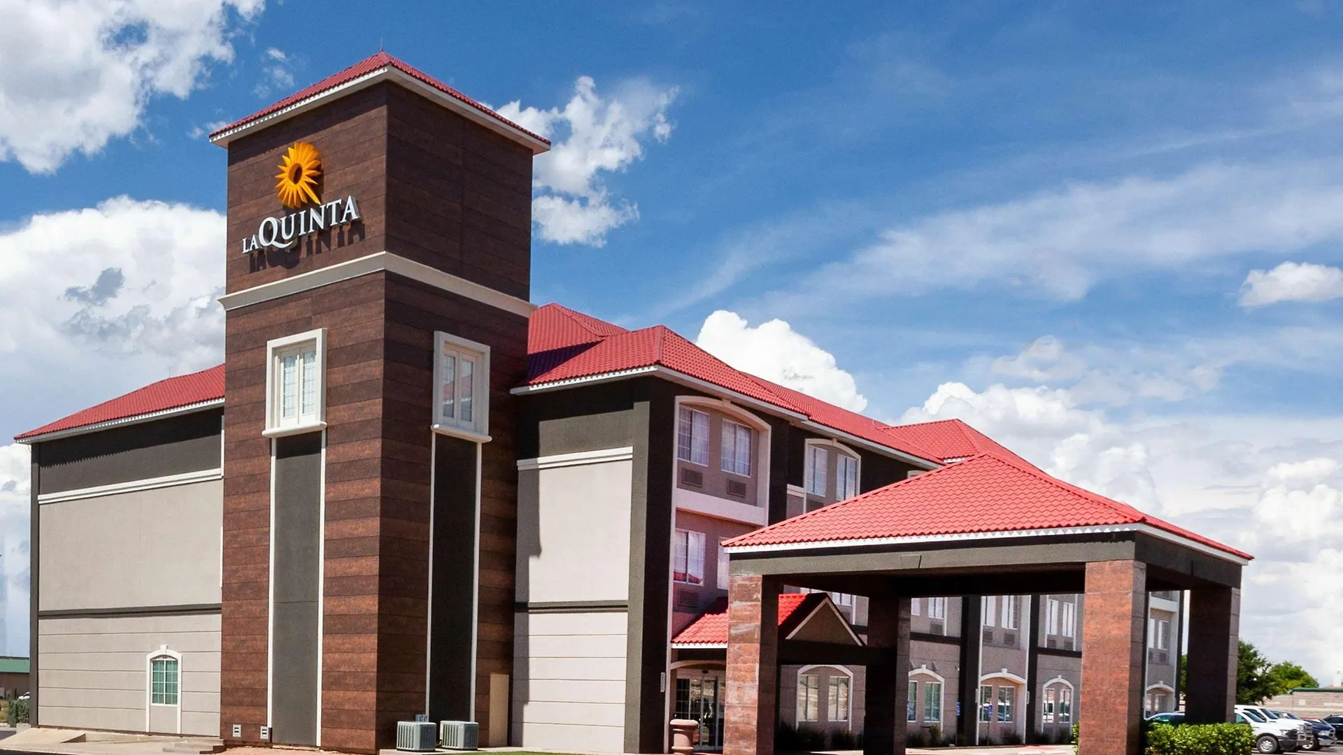 Staying Near Hogan Park: 8 Business Hotels Compared