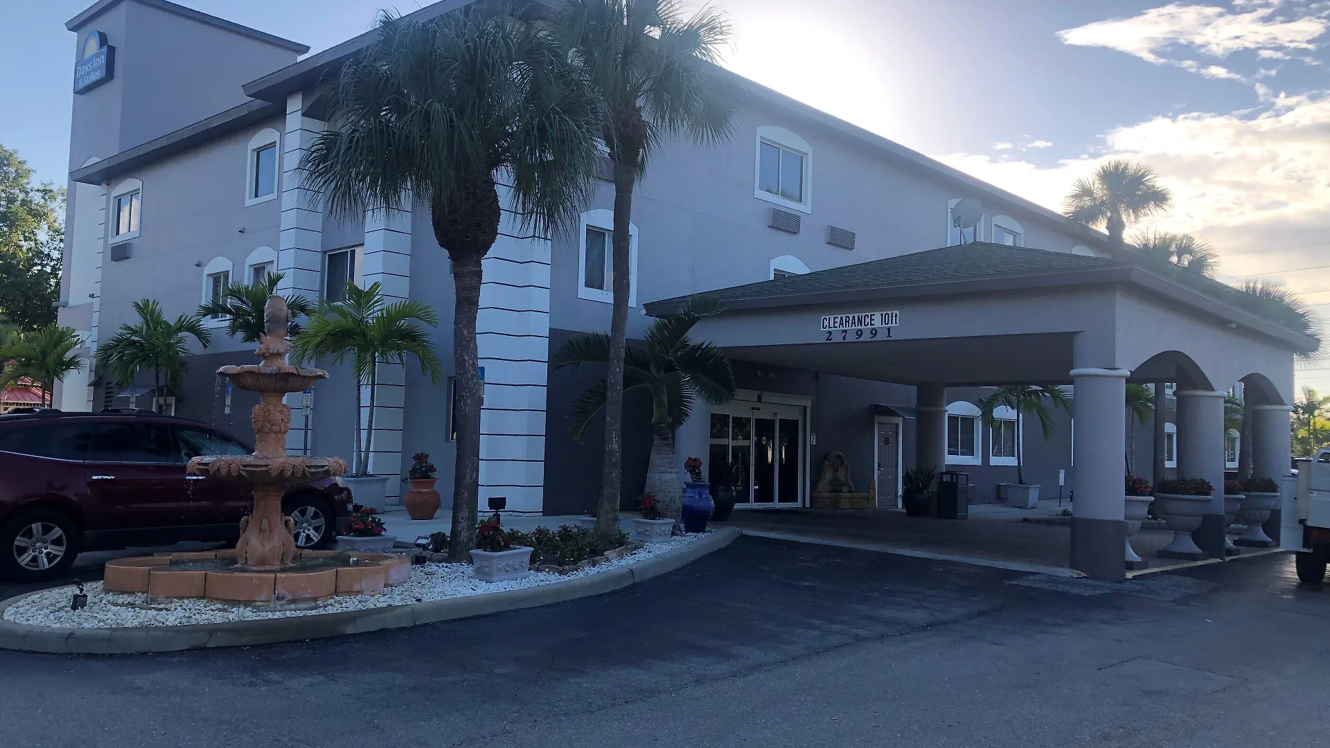 4 Top 3-Star Hotels Near Sun-N-Fun Lagoon for Easy Naples Access