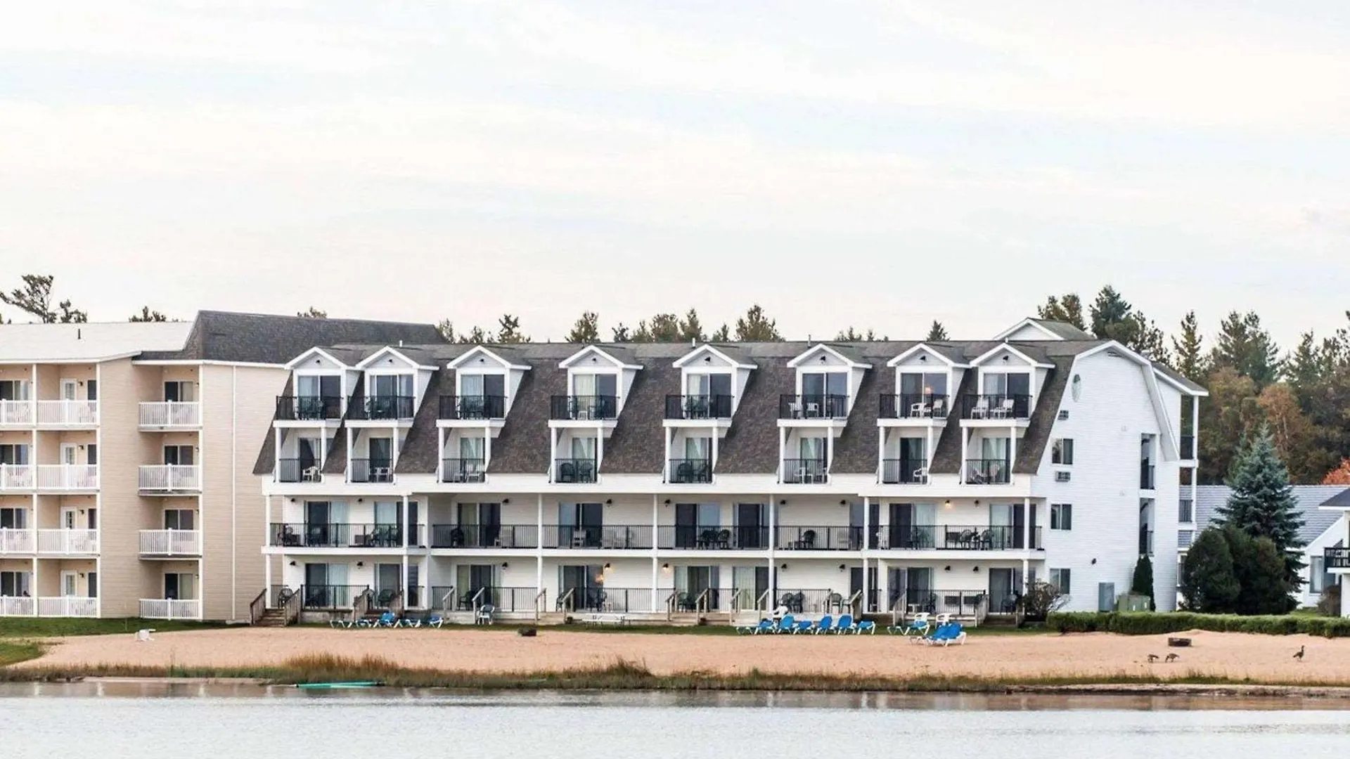 Staying Near Mackinac Bridge: 4 Beach Hotels Compared