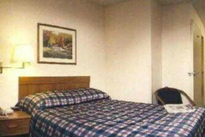 Where to Stay Near Vaile Mansion: 5 Budget Hotels Ranked